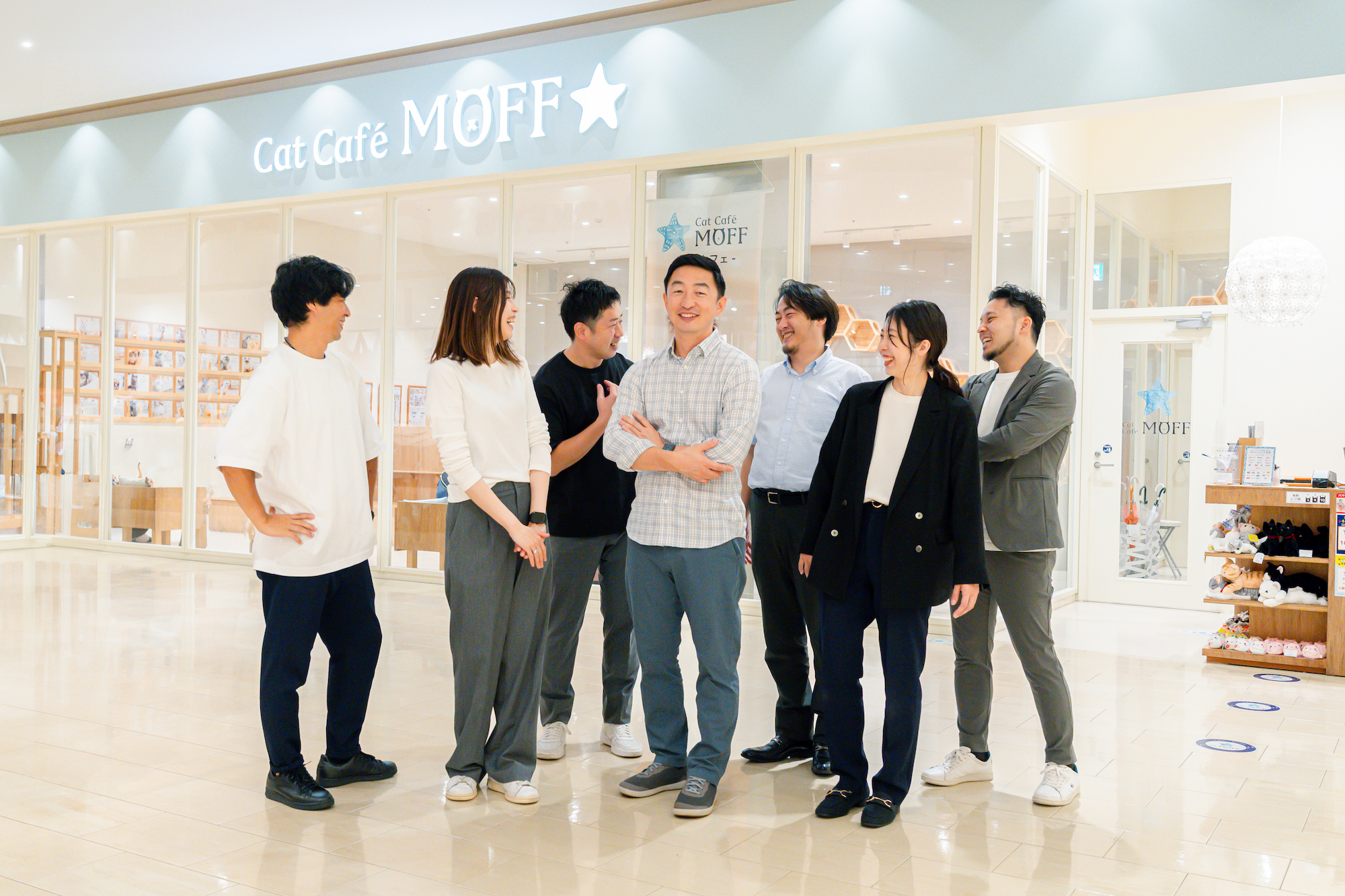 MOFFスタッフが談笑する採用情報ページ用バナーイメージ