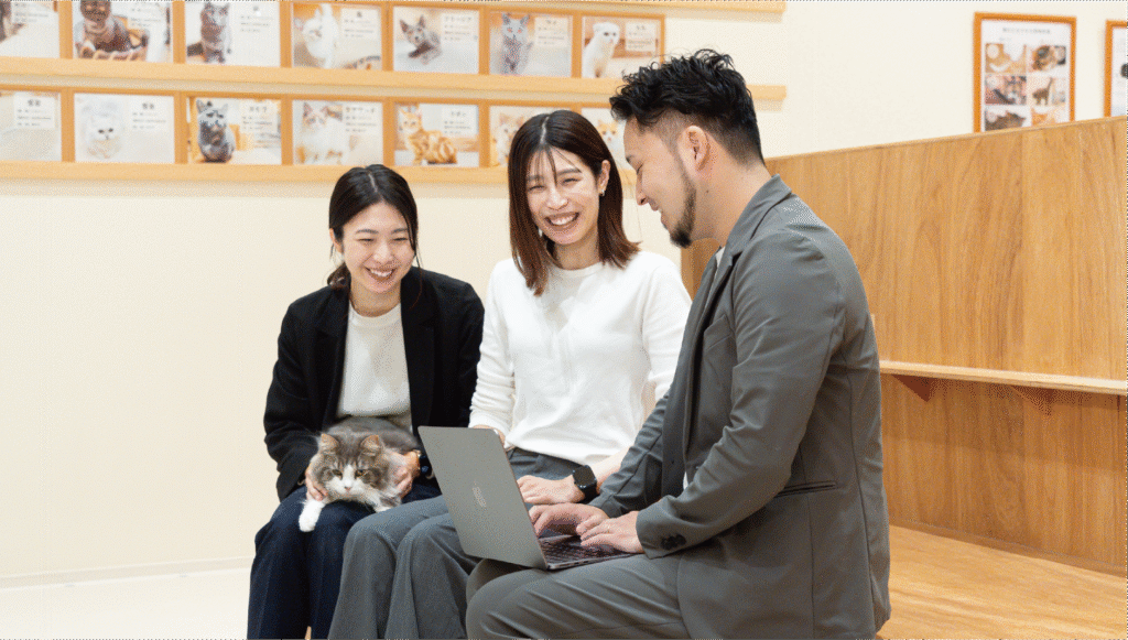 スタッフがノートPCを見ながら打ち合わせをする様子：MOFFの成長支援環境を表す写真