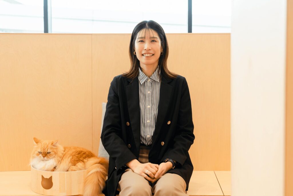 MOFFの働き方：先輩社員の声キャットカフェモフでの様子