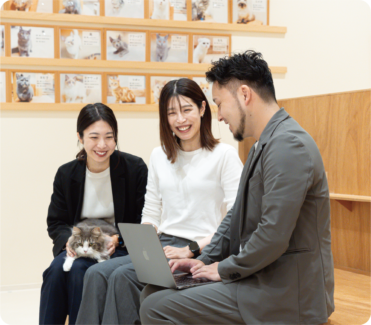 受付対応やインコとスタッフの様子